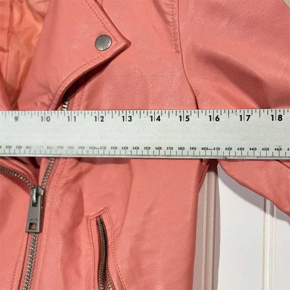 Levi’s Women’s XS Pink Faux Leather Moto Jacket Belted Biker‎ Coral Cropped - Picture 5 of 11